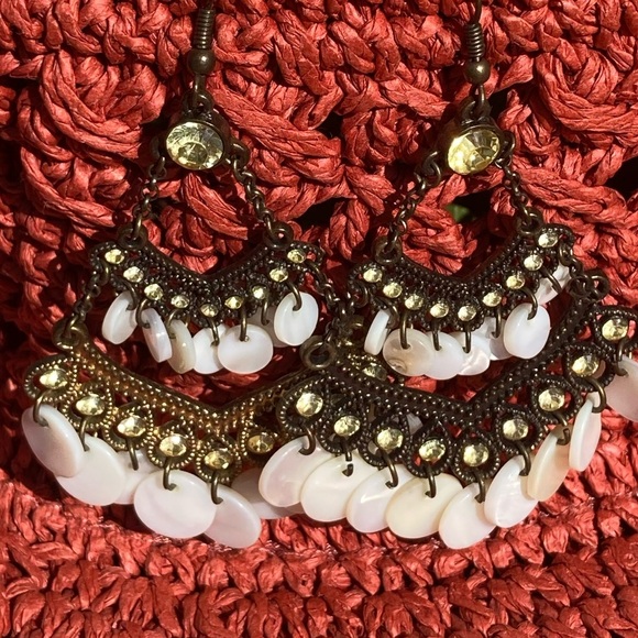 White‎ Shell Chandelier Earrings - Picture 2 of 2